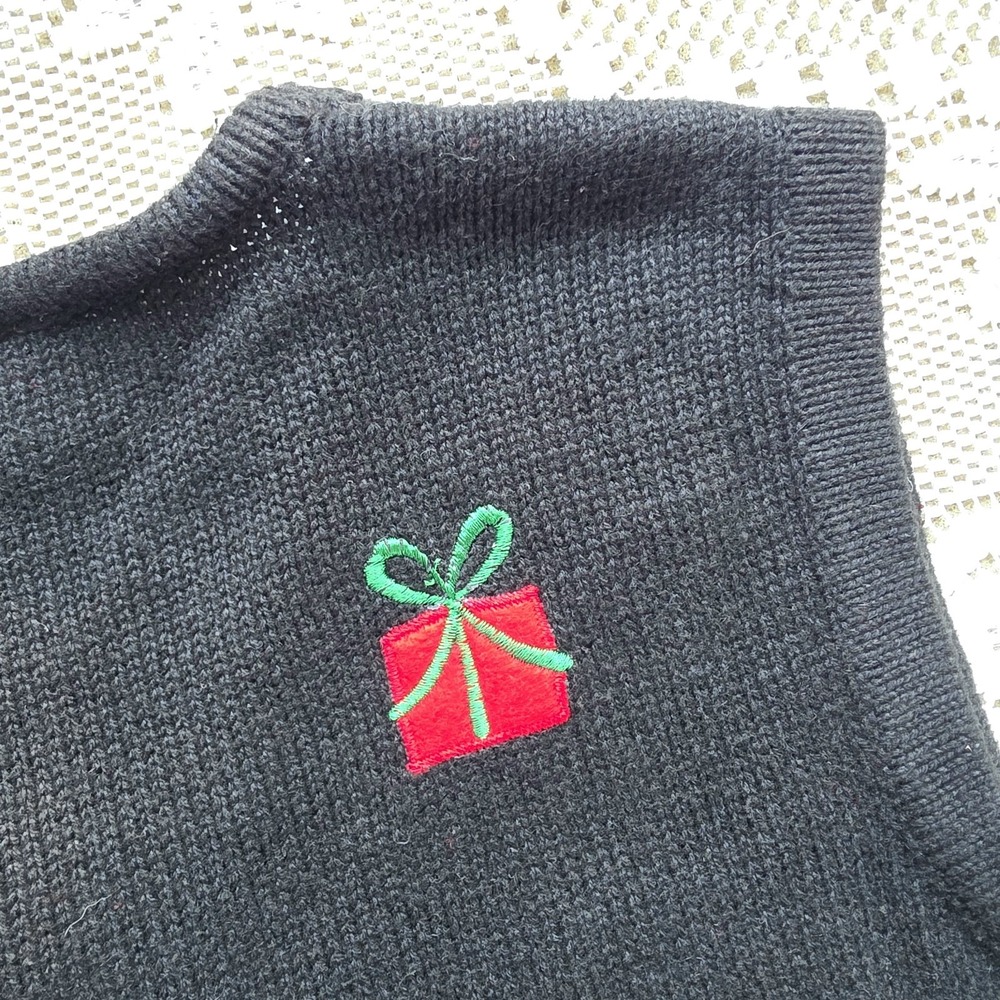 Bobbie Brooks Christmas Sweater Vest Santa Size S Black Santa Claus Embroidered - Picture 9 of 9